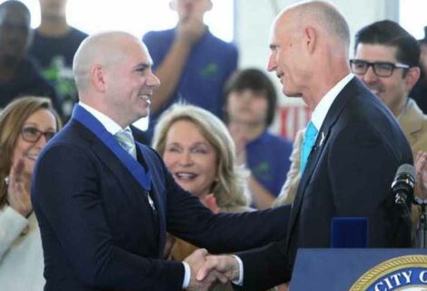 Gobernador de Florida pide renuncia de directivo tras contrato con Pitbull