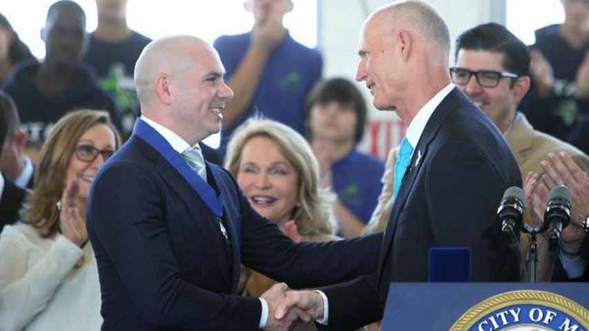 Gobernador de Florida pide renuncia de directivo tras contrato con Pitbull