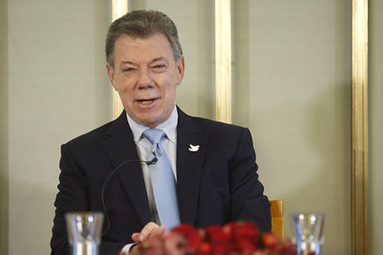 Santos dice que aún «se está a la expectativa» sobre EEUU de Trump