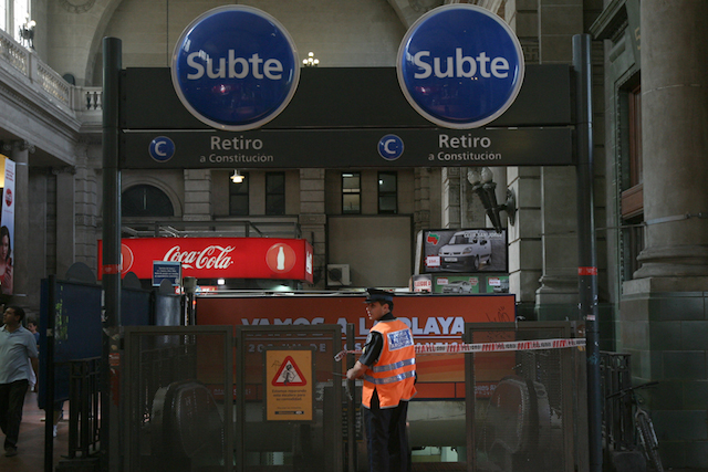 Miles de usuarios afectados por huelga de empleados del metro de Buenos Aires