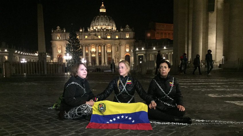 Tintori se encadena frente al Vaticano para exigir la liberación de presos