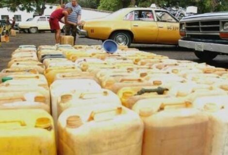 Colombia capacitará a vendedores de gasolina para que salgan de la ilegalidad