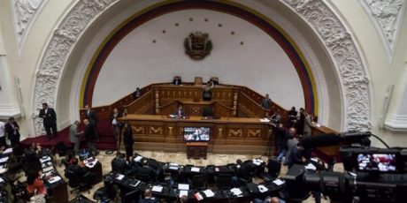 El Parlamento venezolano declara el abandono de cargo del presidente Maduro