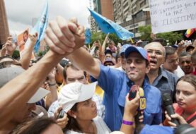 Capriles protesta en autopista caraqueña para pedir elecciones en Venezuela