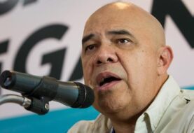 Oposición dice revisa con expertos plan para reactivar diálogo en Venezuela