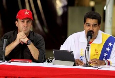 Maduro dice no ha abandonado cargo y juramenta "Comando Antigolpe"