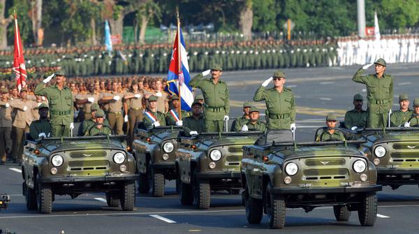 Comienza en La Habana masivo desfile militar por 58 años de la Revolución