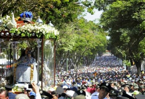 Venezolanos piden por el país en procesión de la Divina Pastora