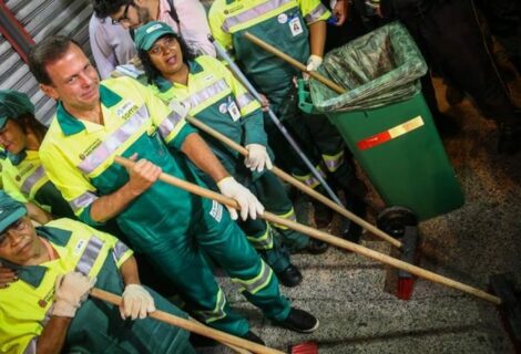 Alcalde de Sao Paulo se enfunda traje de basurero para revitalizar el centro