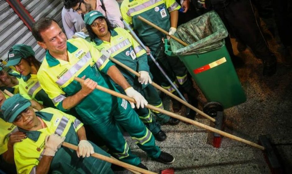 Alcalde de Sao Paulo se enfunda traje de basurero para revitalizar el centro