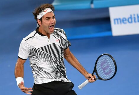 Federer avanza a cuartos de final tras sufrir con Nishikori