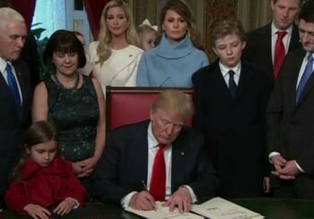 Trump firma sus primeros decretos presidenciales
