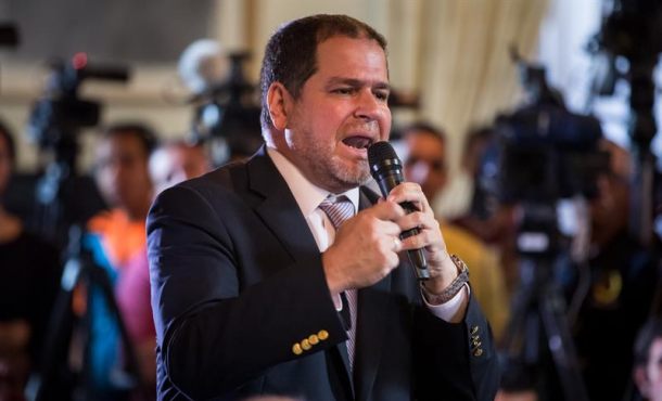 Diputado opositor denuncia que anularon su pasaporte en aeropuerto venezolano