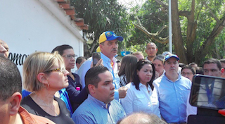Diputados venezolanos celebran sesión cerca de cárcel donde está Gilber Caro