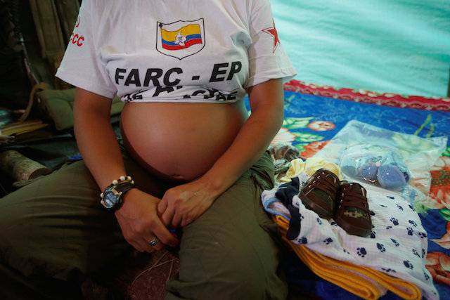 Defensor colombiano pide trasladar hacia Bogotá a 14 guerrilleras embarazadas