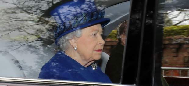 La reina Isabel II reaparece en público tras varios días convaleciente