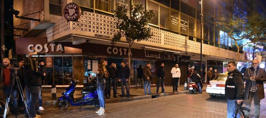 Soldados libaneses evitan un atentado suicida en una cafetería de Beirut