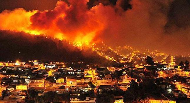 Fuerzas Armadas y cientos de bomberos combaten llamas en el sur de Chile