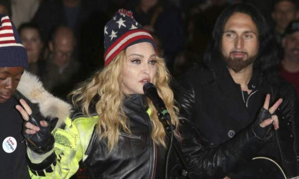 Madonna aparece por sorpresa en una «Marcha de las Mujeres» llena de artistas