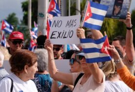 Giro en política hacia Cuba crea en Miami sorpresa, rechazo e incertidumbre