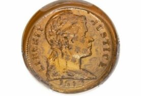 Exhiben rara moneda de plástico de 1942 de EE.UU. en feria numismática