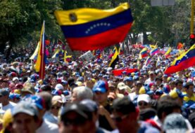 Oposición venezolana marcha en Caracas por elecciones y fin de la "dictadura"