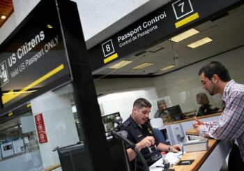 Detienen a dos sirios y un iraní en aeropuerto de Orlando tras veto de Trump