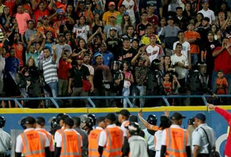 Suspenden juego en final de la LVBP tras incidentes violentos con fanáticos