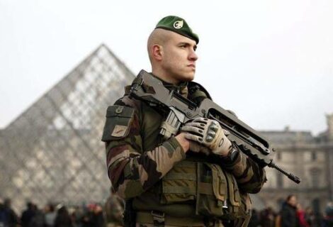 El agresor del Louvre rechaza hablar con los investigadores