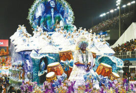 Río de Janeiro se suelta en el carnaval de la crisis