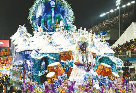 Río de Janeiro se suelta en el carnaval de la crisis