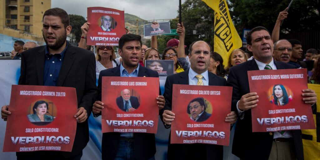 Diputados protestan frente a Supremo y Defensoría por elecciones en Venezuela