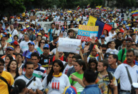 Estudiantes venezolanos protestan contra Maduro en Día de Juventud