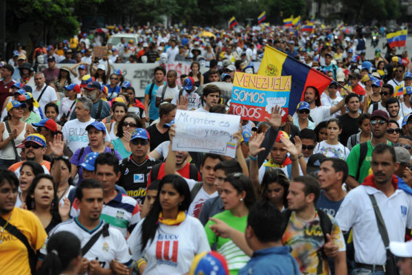 Estudiantes venezolanos protestan contra Maduro en Día de Juventud