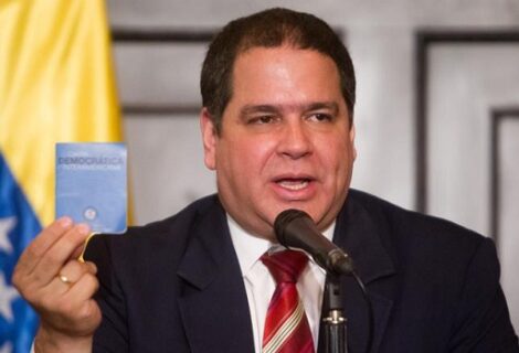 Diputado pide entrega de pasaportes a venezolanos que llevan meses esperando