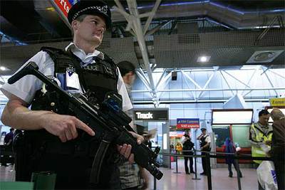 Detienen en aeropuerto de Londres a un hombre sospechoso de terrorismo