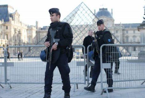 Un militar hiere gravemente a un hombre junto al museo Louvre