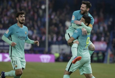 Barcelona vence a domicilio al Atlético de Madrid con joyas de Messi y Suárez