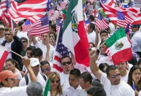 México exige a Trump respeto con multitudinarias marchas en varias ciudades
