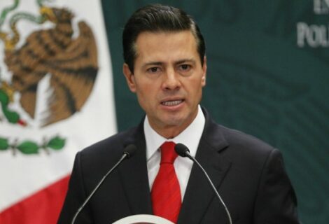 Peña Nieto desea que Constitución sea "brújula" ante una "coyuntura difícil"