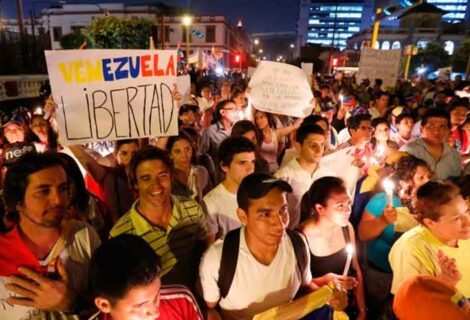 Perú inicia regularización de 6.000 venezolanos tras suspensión del Mercosur