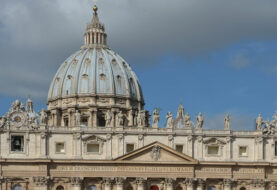 El Vaticano informa de que unos 2.300 religiosos abandonan cada año