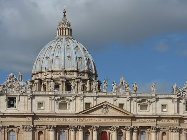 El Vaticano informa de que unos 2.300 religiosos abandonan cada año