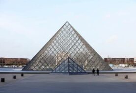 Cazeneuve dice que el ataque del Louvre es "aparentemente" terrorista