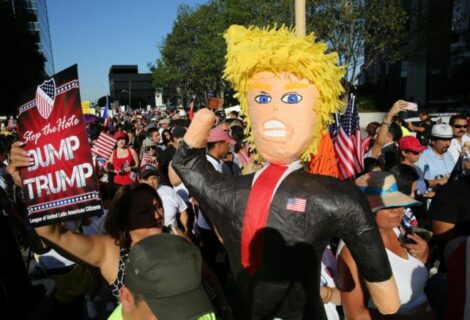 Protestan contra Trump cerca de las actividades del Super Bowl