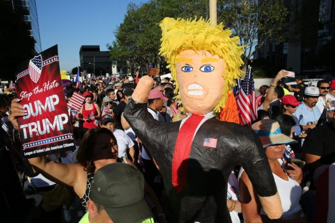 Protestan contra Trump cerca de las actividades del Super Bowl