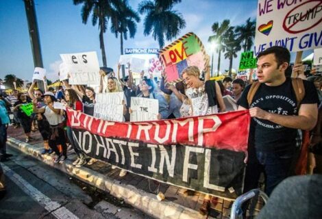 Marcha anti-Trump en Palm Beach se mantiene pese a retirada de convocante