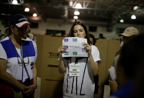 Cierran centros de votación en El Salvador y comienza recuento de papeletas