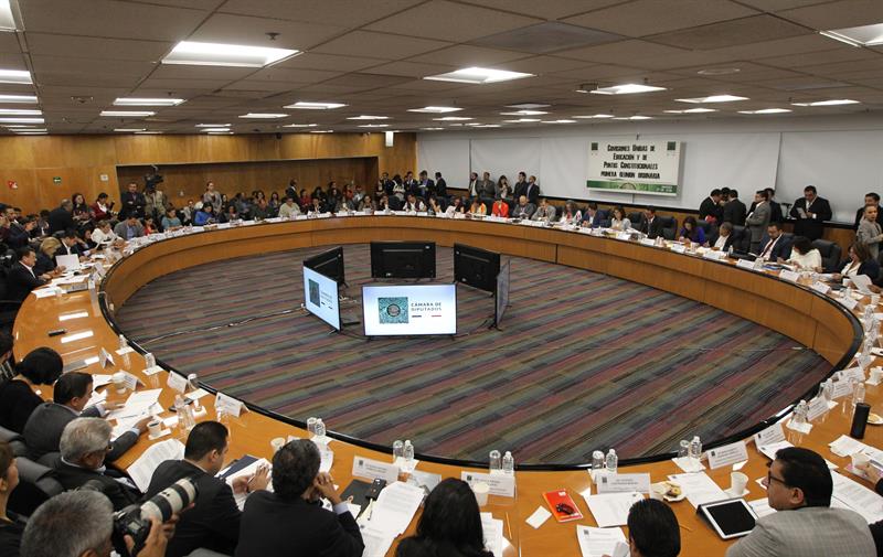 Diputados mexicanos aprueban en comisiones reforma educativa