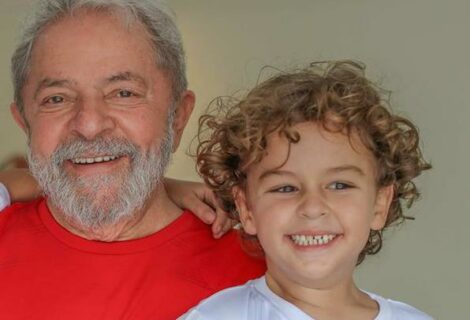 Lula sale de prisión por primera vez para entierro de su nieto